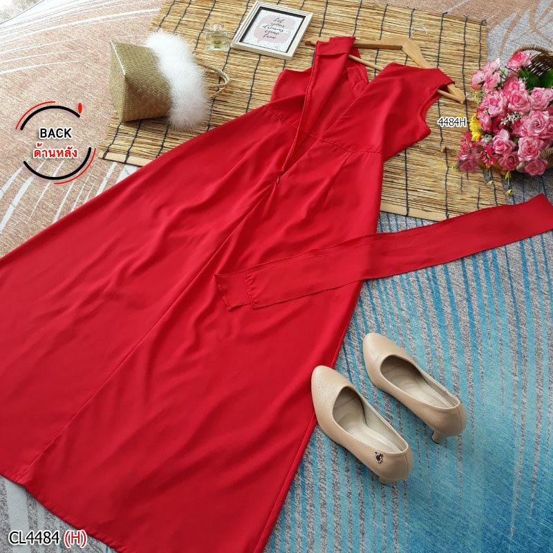 kudapy จั๊มสูทขาสั้นสีแดง ขาว ครีม กรม น้ำตาล ดำ คอวีแขนกุด ดีเทลแต่งผ่ายาวผ่าด้านหน้า ขาสั้นด้านใน มีซิปซ่อนด้านหลัง มีเชือกแยกสำหรับผูกเอว 1 เส้น