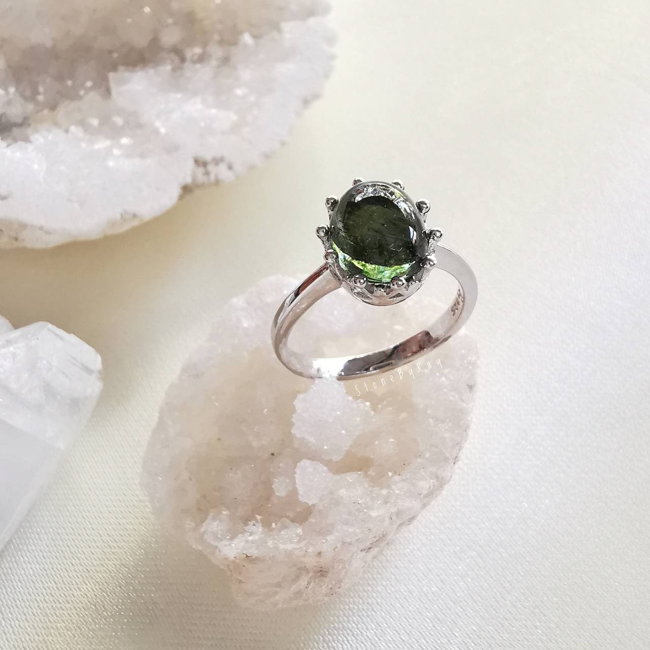 แหวนเงินสะเก็ดดาวโมดาไวท์(Moldavite)