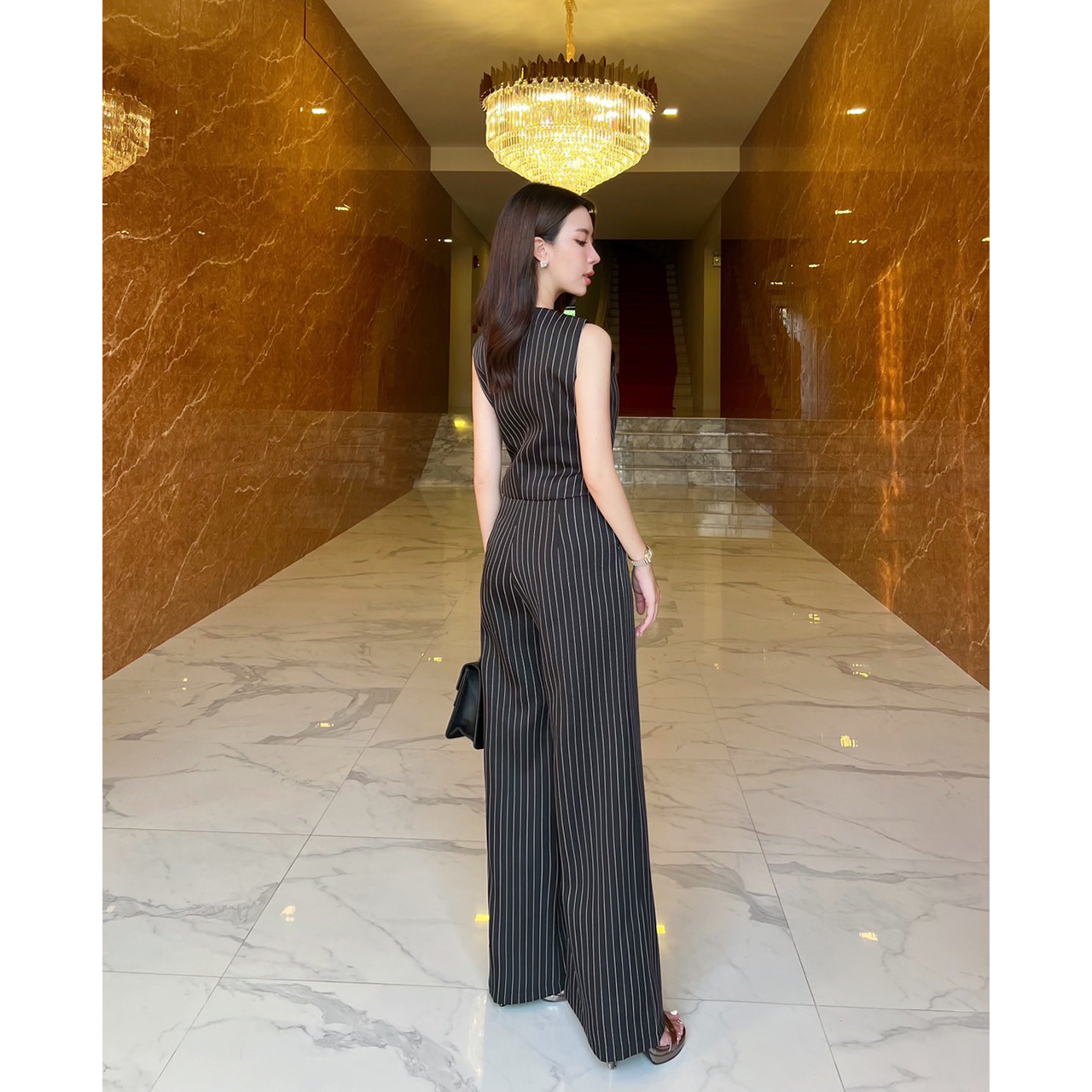 kudapy ชุดเซ็ทลายริ้วเสื้อแขนกุด+กางเกางขายาว ตัวเสื้อทรง vest กระดุมจริง แต่งกระเป๋าหลอกซ้ายขวา กางเกงขายาวใช้ผ้าเดียวกับเสื้อ