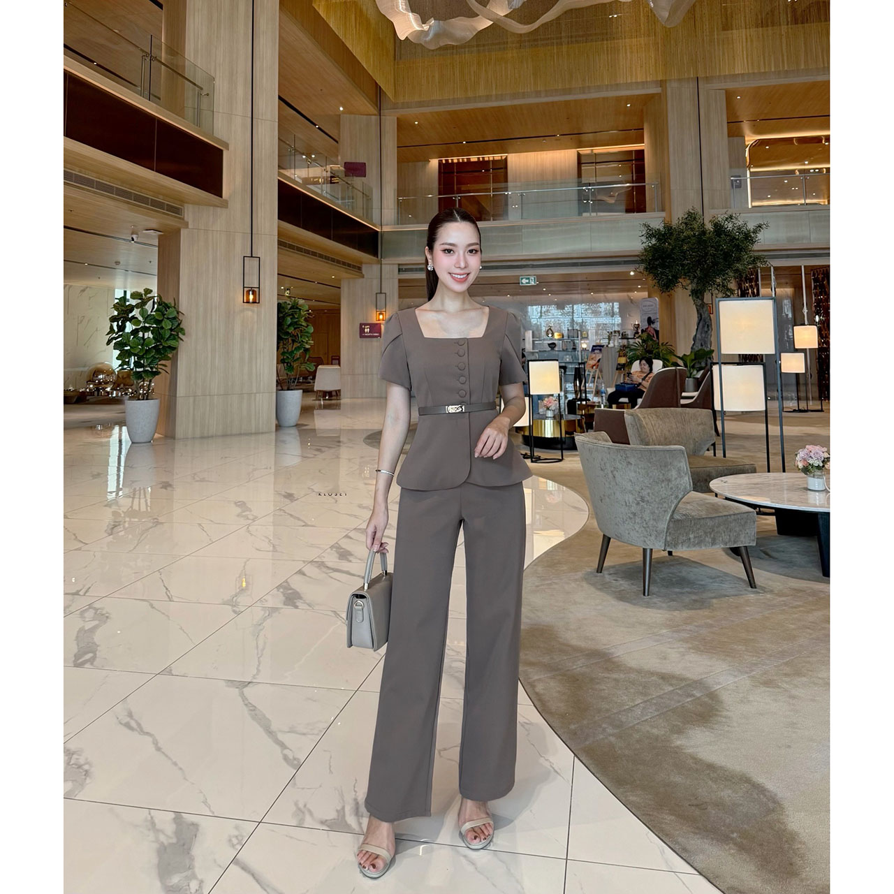 kudapy เซ็ตโทนช็อกโกแลต/ครีมทรงสวย” ลุคเวิร์คกิ้งวูแมนที่พร้อมเปล่งประกายในทุกโอกาส คอเหลี่ยม เสริมดีเทลกระดุมหน้า