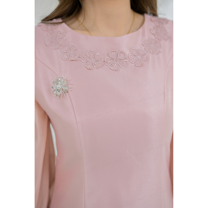 kudapy เดรสสั้นสีชมพู/สีแดง/สีทอง ผ้าไหมอัดกาวทั้งตัว แต่งด้วยลูกไม้ช่วงคอ แขนเป็นผ้าชีฟองจั้ม มีซับในและชิปซ่อนหลัง เนื้อผ้าเป็นผ้าไหมญี่ปุ่น