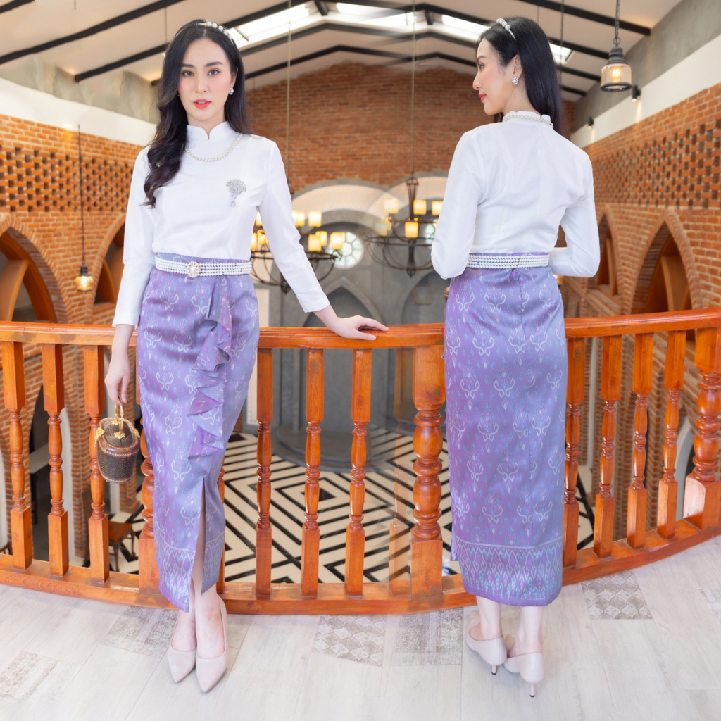 kudapy ชุดออกงาน เสื้อผ้าไหมสีขาว แพรทิพย์ ทรง ร.5 ผ้าถุงแต่งระบาย หน้าลายเชิงเทียนจันทร์วาด