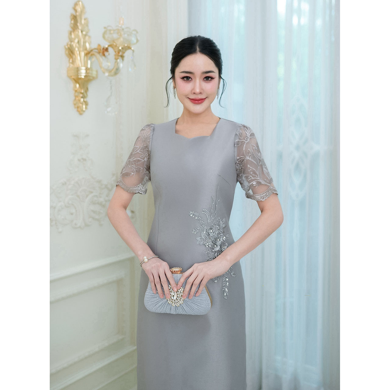 kudapy เดรสผ้าไหมอัดกาวทั้งชุด งานทรงตรงสวยเรียบหรู ด้านหลังกระโปรงผ่า งานแต่งลูกไม้แต่งเลื่อมช่วงแขนและตกแต่งดอกไม้ประดับช่วงเอว