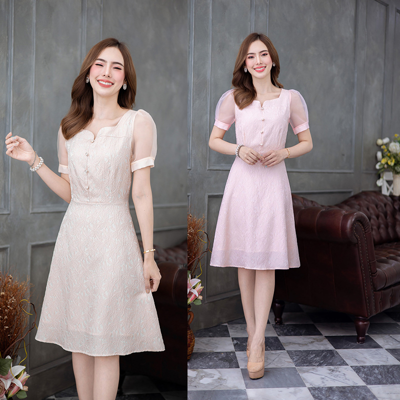 kudapy เดรสสั้นสีทอง/สีโอรส เนื้อผ้าสวยเป็นลายดอกมีเทคเจอร์ ผ้าคล้ายแจ็คกาดแต่จะไม่หนา ช่วงแขนเป็นผ้าแก้ว แต่งกระดุมมุกเพิ่ม ความสวยหวาน