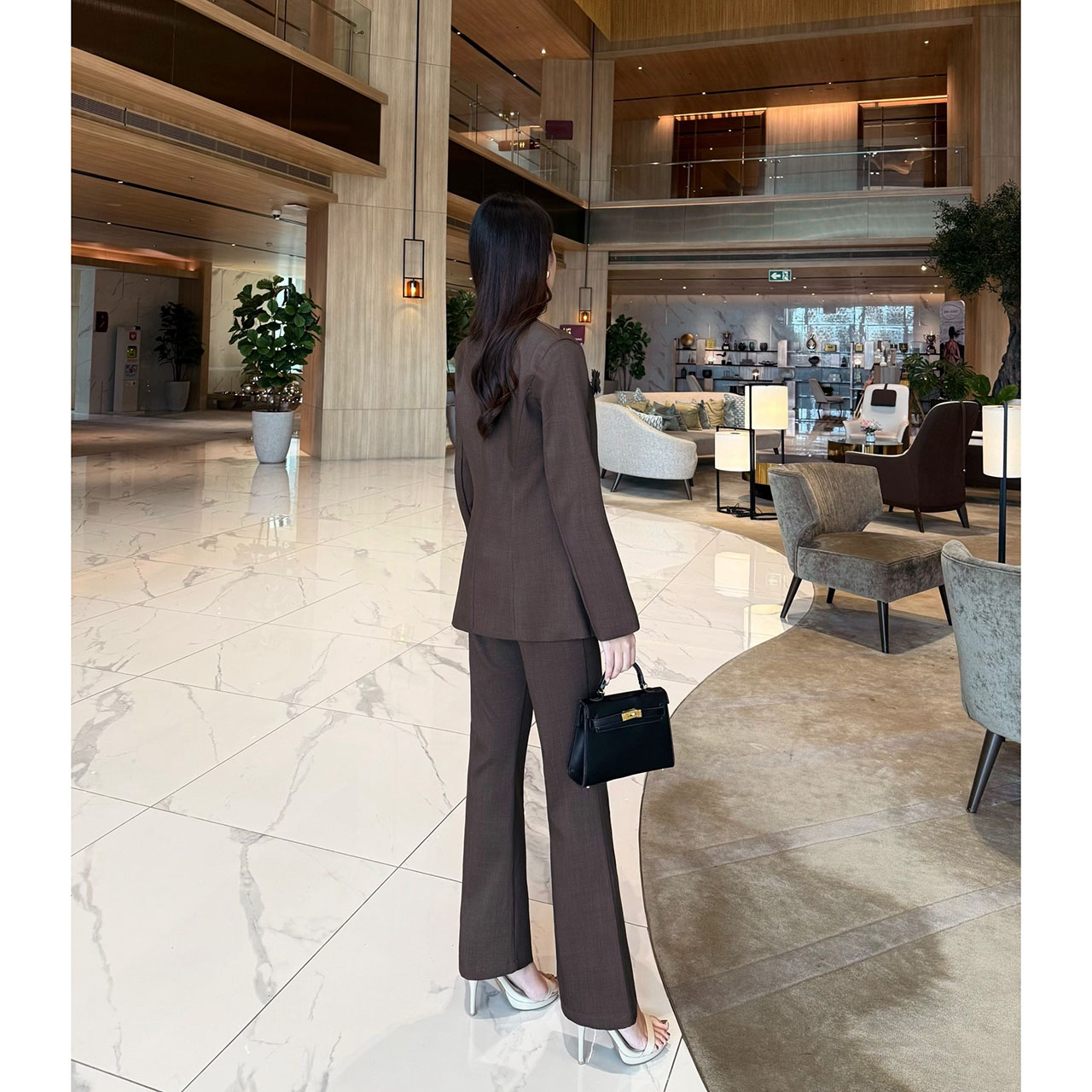 kudapy เซ็ท 4 ชิ้น เสื้อสูท+เสื้อ vestด้านใน +กางเกง+เข็มกลัดดอกไม้ ใช้ผ้าเดียวกันทั้งเซ็ท ตัวเสื้อสูทมีซับในอย่างดี กระเป๋าจริง