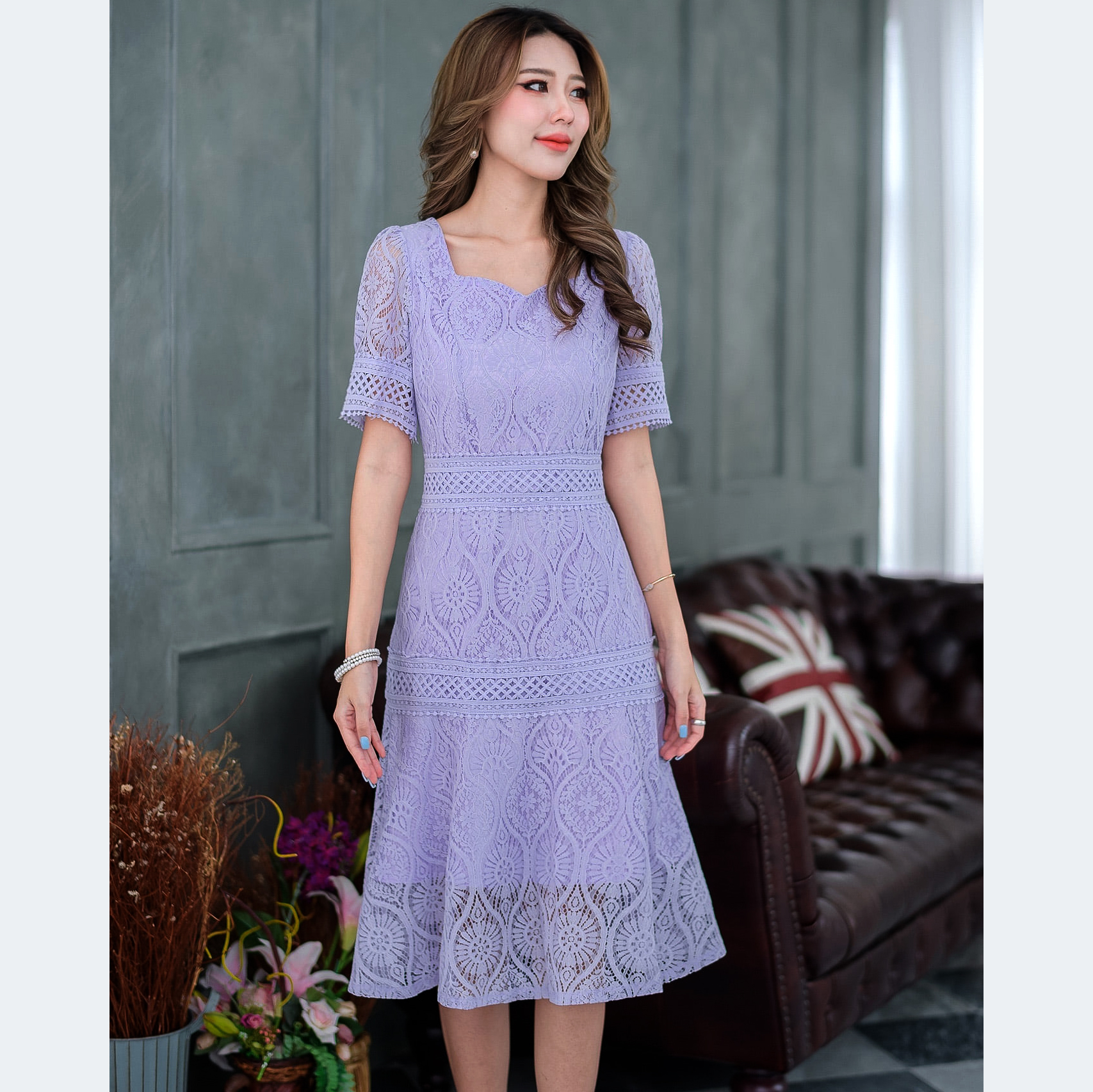 kudapy เดรสลูกไม้เนื้อนิ่มแขนสั้นคอเหลี่ยมสีขาว/สีม่วง ลายสวย ดีเทลแต่งลูกไม้คาดช่วงเอว และสะโพก ปลายแขนแต่งจั้มสวยหวานน่ารักมากๆค่ะ