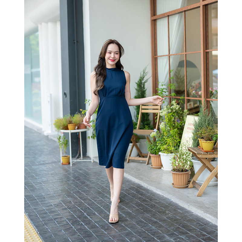 kudapy เดรสสั้นสีโอวัลติน/สีกรม/สีชมพู/สีแดง ช่วงเสื้อเป็นแขนกุดคอปีน สายผูกคอเป็นโบว์ด้านหลังต่อด้วยกะโปรงทรงเอพริ้วๆ ช่วงเอวจับจีบเล็กๆ