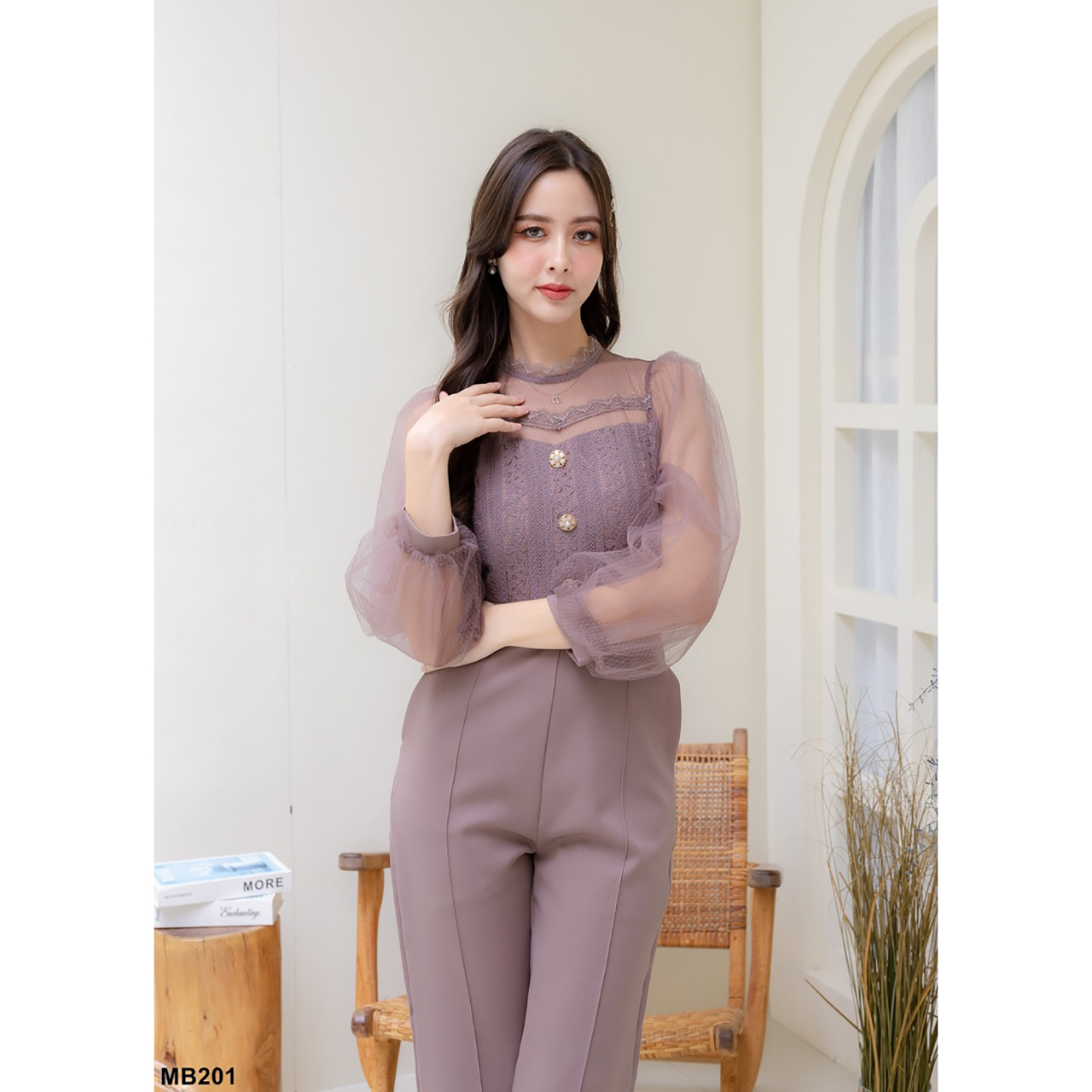 kudapy จั้มสูทกางเกงขายาว แต่งผ้าชีฟอง คอกลมทรงสูง ใส่ไปทำงานได้ลุคคุณหญิงคุณใจ