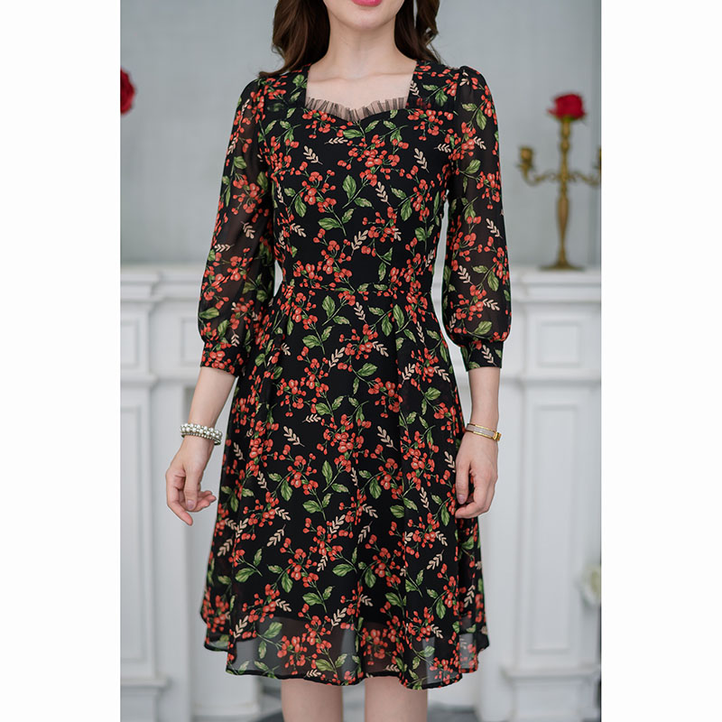 kudapy เดรสสั้นสีดำ/สีครีม ผ้าชีฟอง ลายสวยสดใส แพทเทิร์นสวยใส่สบาย มีดีเทลแต่งผ้าเนตช่วงคอ กระโปรงมีกระเป๋าด้านข้างสองข้าง สวยสดใส