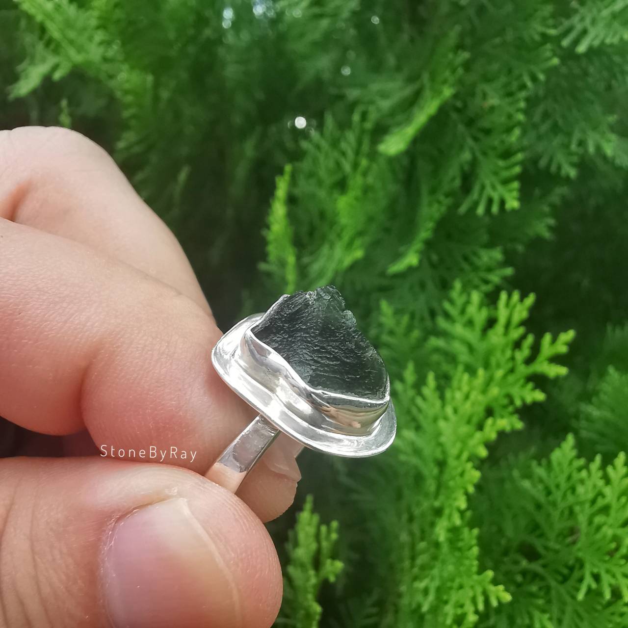 แหวนเงินสะเก็ดดาวโมดาไวต์ทรงธรรมชาติ(Moldavite)