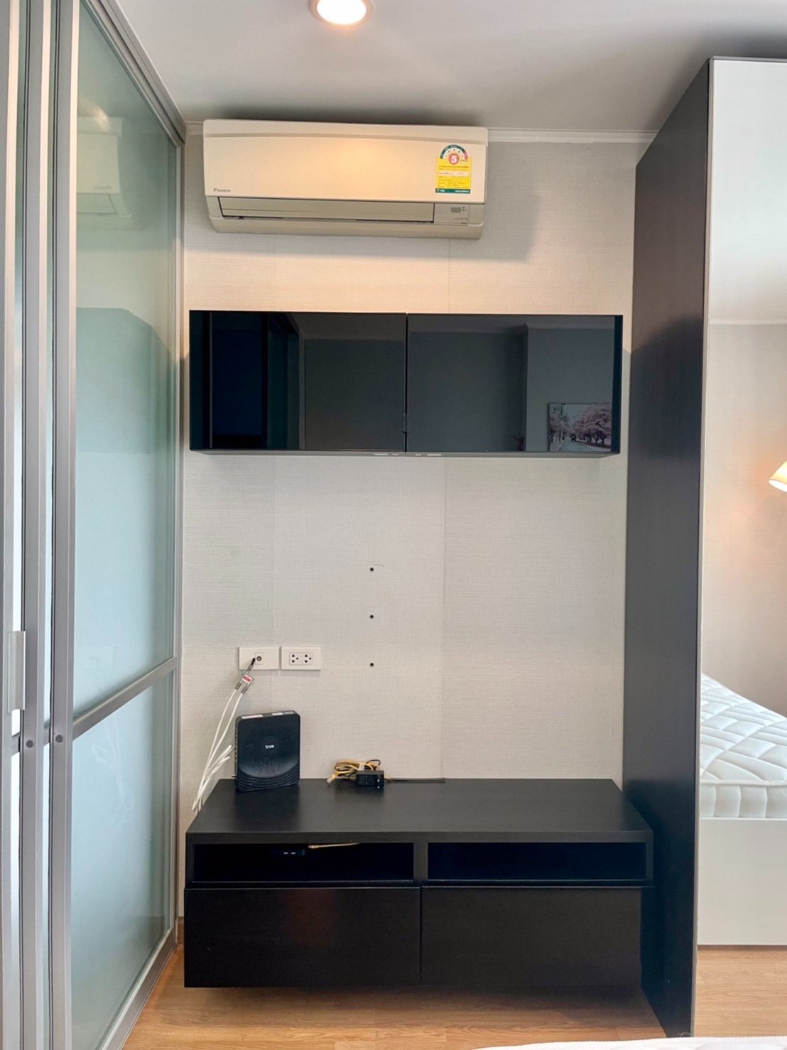 ด่วนรีบจองให้เช่าเฟอร์เครื่องใช้ไฟฟ้าครบอยู่ใกล้ MRTจตุจักร BTSหมอชิต สอบถามแอด Line ID : Smile-easy ที่ ยู ดีไลท์ แอท จตุจักร สเตชั่น