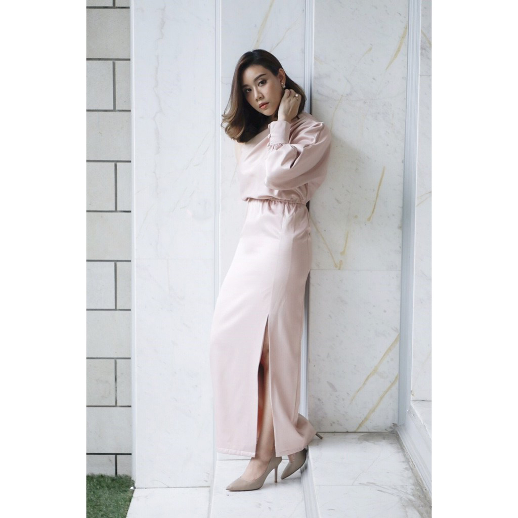 kudapy ชุดราตรียาวไปงานแต่ง เดรสยาวไหล่เดี่ยวเฉียงข้างสีดำกรมท่า ชมพูโรสโกลด์ แดงไวน์