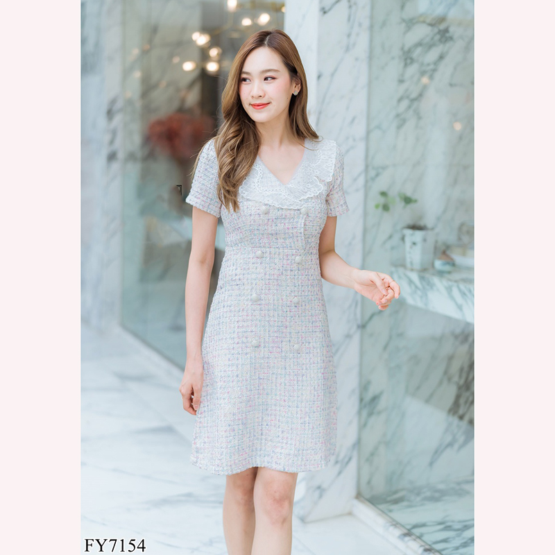 kudapy เดรสสั้นสีขาว/สีชมพู/สีฟ้า ผ้าชาแนลปกลูกไม้ สวยน่ารักใส่สบายตัว