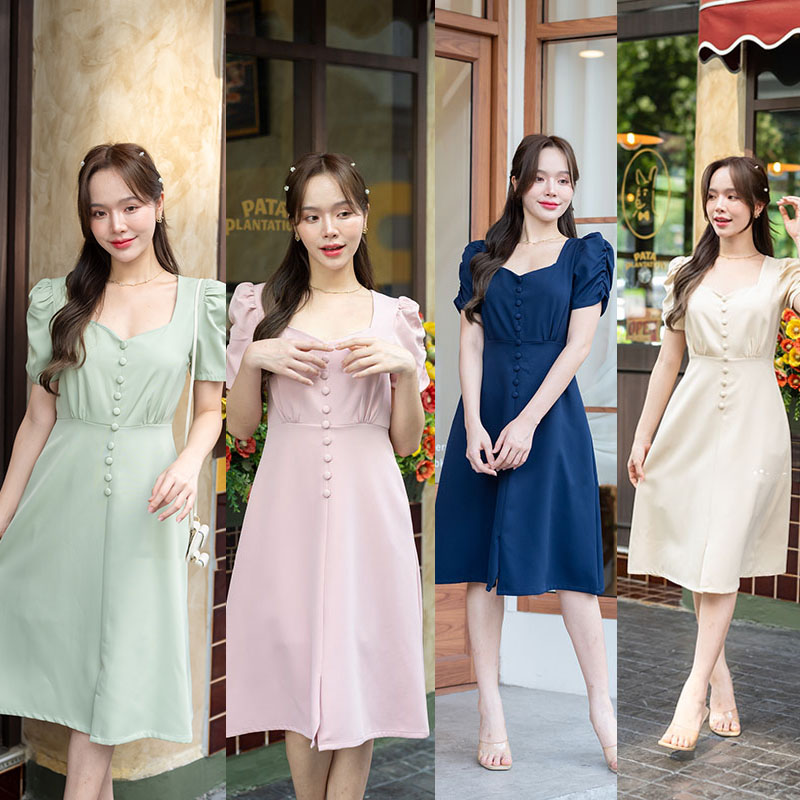 kudapy เดรสสั้นสีชมพู/สีกรม/สีครีม/สีเขียวมัทฉะ ช่วงเสื้อช่วงอกทำเป็น Curve ใส่แล้วดูเพรียว แขนจับรูดสม็อคด้านข้าง แต่งช่วงลำตัวด้วยกระดุมปั๊มเรียงสวย เหมือนเป็นชุดผ่าหน้า