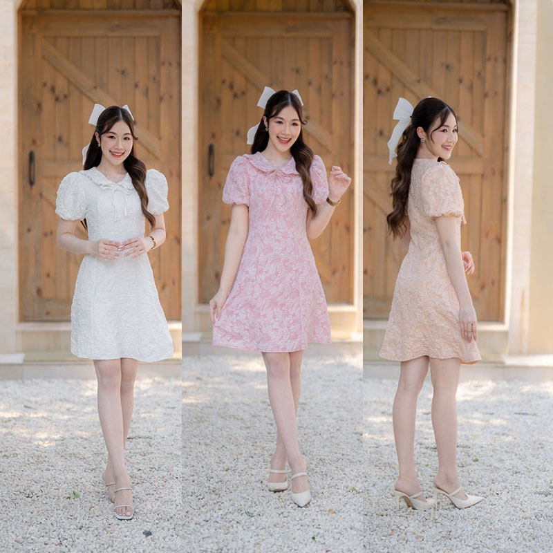 kudapy เดรสสั้นสีน้ำตาล/สีชมพู/สีขาว ทรงเข้ารูปกระโปรงบานผ้าอัดลายดอกนูน คอบัว แขนสม็อค ดีเทลผูกโบว์กลางอก น่ารักมาก
