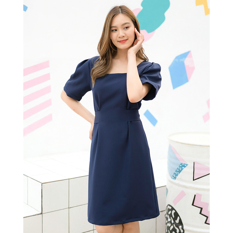 kudapy เดรสสั้นสีครีม/สีกรม ทรงเอ คอเหลี่ยม แพทเทิร์นเข้ารูปเอว มีโบว์ให้ผูกด้านหลังตามขนาดเอวจริง