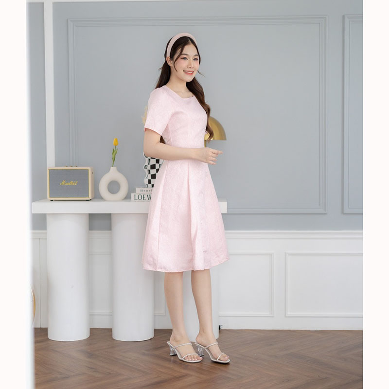 kudapy เดรสสั้นสีขาว/สีชมพู/สีฟ้า ทรงเข้ารูปส่วนบนกระโปรงบานผ้านูน พร้อมสายอัดเอว งานซิปด้านหลัง