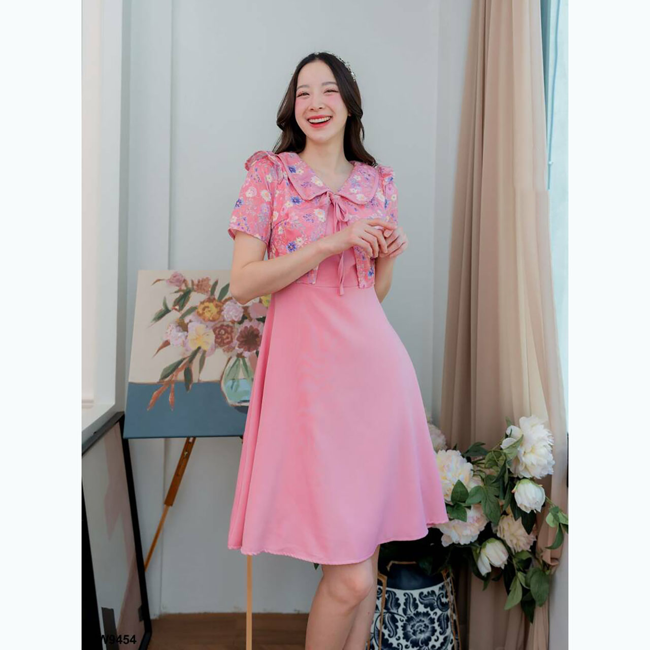 kudapy เดรสสั้นสีชมพู/สีม่วง/สีเหลือง ผ้าพื้นกั๊กลายดอกผูกโบว์