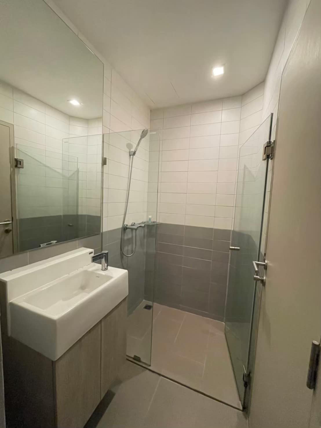 ให้เช่า IDEO Mobi Sathorn (ไอดีโอ โมบิ สาทร) มีเครื่องซักผ้าเฟอร์ครบพร้อมอยู่