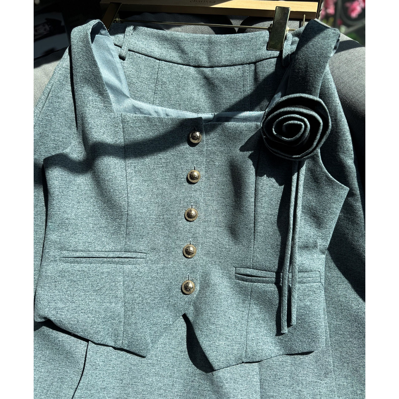 kudapy Set 3 ชิ้น : เสื้อแขนกุด+กระโปรง+เข็มกลัดดอกไม้ เซ็ทเสื้อแขนกุดมาพร้อมกระโปรงยาวทรงปล่อย เสื้อเป็นกระดุมจริง ตกแต่งกระเป๋าหลอกด้านหน้าซ้ายขวา