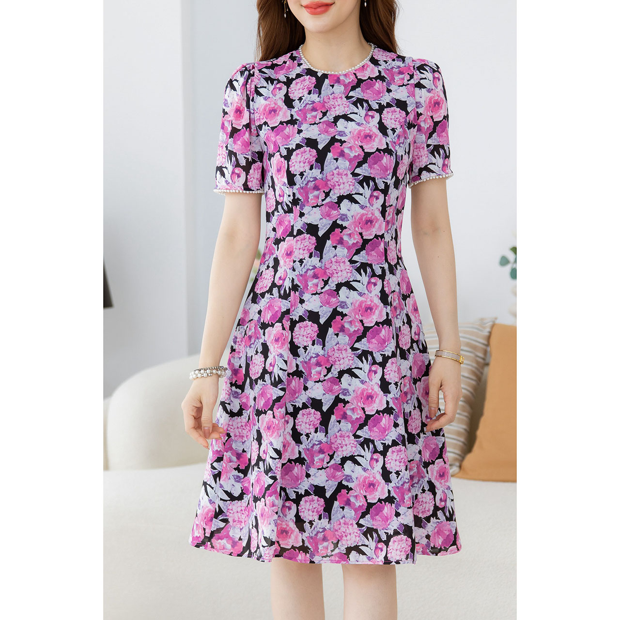 kudapy เดรสสั้นสีเหลือง/สีม่วง ลายดอก มึดีเทลแต่งมุกรอบคอ และรอบแขน เนื้อผ้านุ่มลื่นใส่สบาย