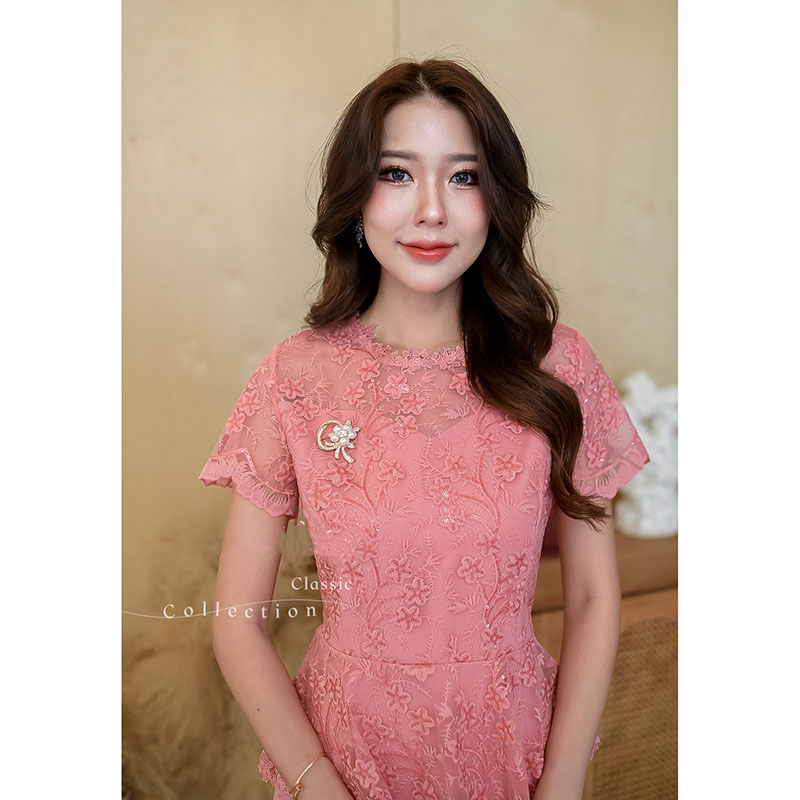 kudapy เดรสสั้นสีกรม/สีชมพู ลูกไม้ปักดอกไม้ประดับเลื่อม ช่วงบนเป็นเสื้อคลุมแขนสั้นเอวระบาย ตกแต่งลูกไม้รอบคอ และชายระบาย