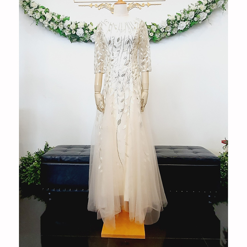 kudapy เดรสยาว ชุดราตรียาวสีแดง/สีครีมทอง/สีน้ำเงิน เดรสออกงานปักลายใบไม้แขนสามส่วน กระโปรงทรงหางปลา เรียบหรูดูแพง สวยดูดี แบบสวยทันสมัย ใส่ออกงาน