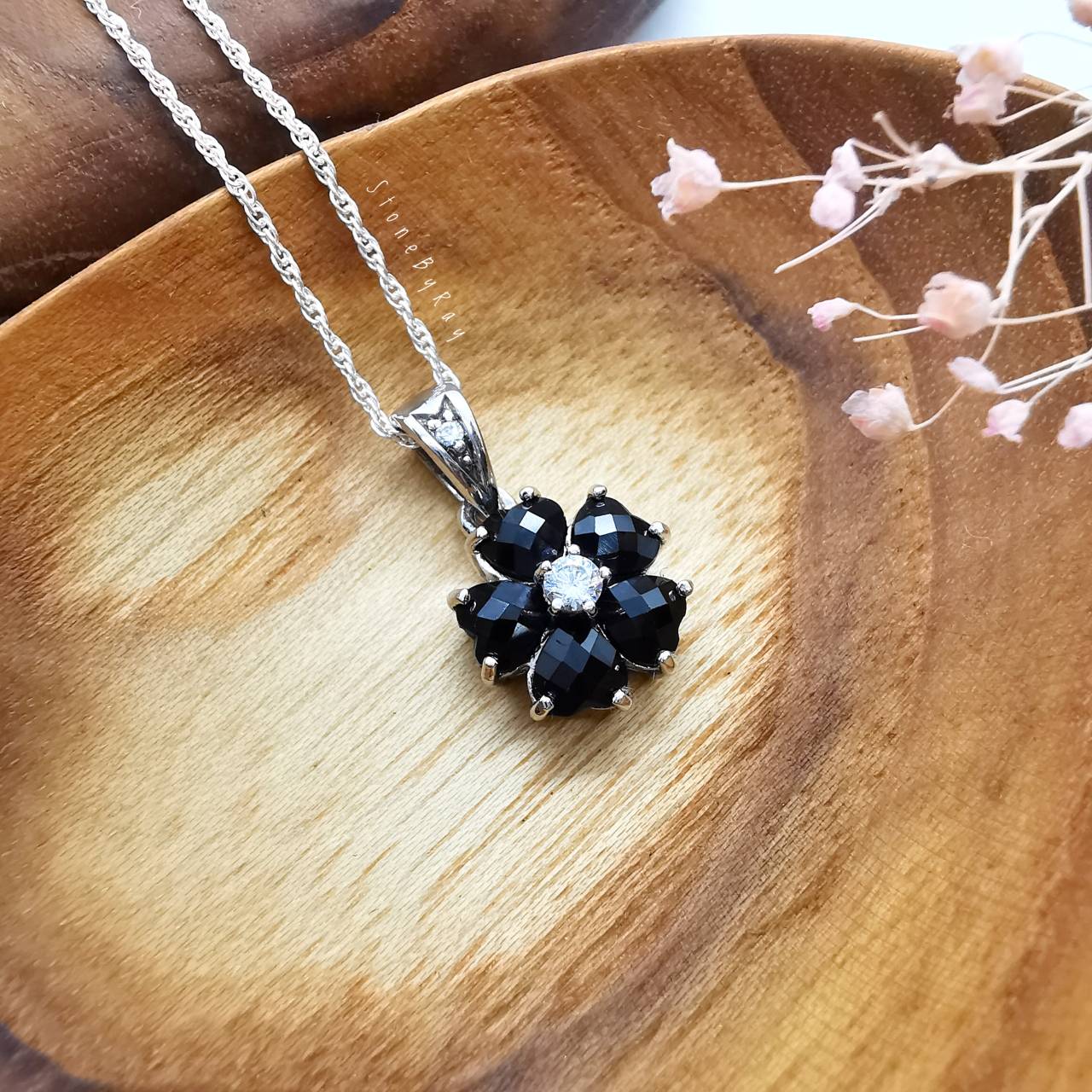 สร้อยคอเงินจี้นิลรูปดอกไม้ Black Spinel