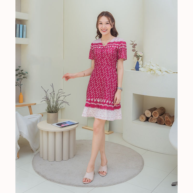 kudapy เดรสสั้นสีชมพู/สีเขียว/สีม่วง ทรงเข้ารูปช่วงลำตัว กระโปรงทิ้งตัว ปกคอบัว อัดกลีบปลายกระโปรงลายปักดอก