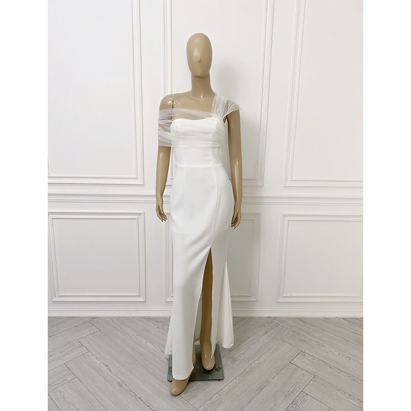 kudapy kudapy เดรสยาวสีขาว ปาดไหล่มุ้ง แต่งผ้าซีทรู กระโปรงยาวผ่าหน้า สำหรับงานชุดราตรี ชุดไปงาน