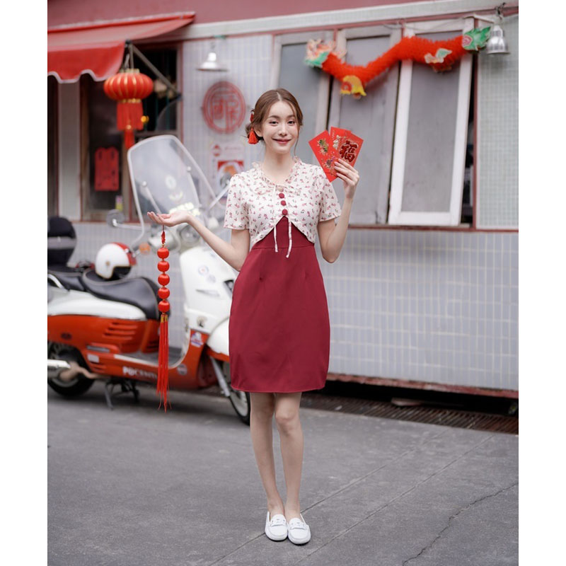 kudapy เดรสสั้นสีแดง ท่อนบนลายดอกแต่งโบว์ระบาย