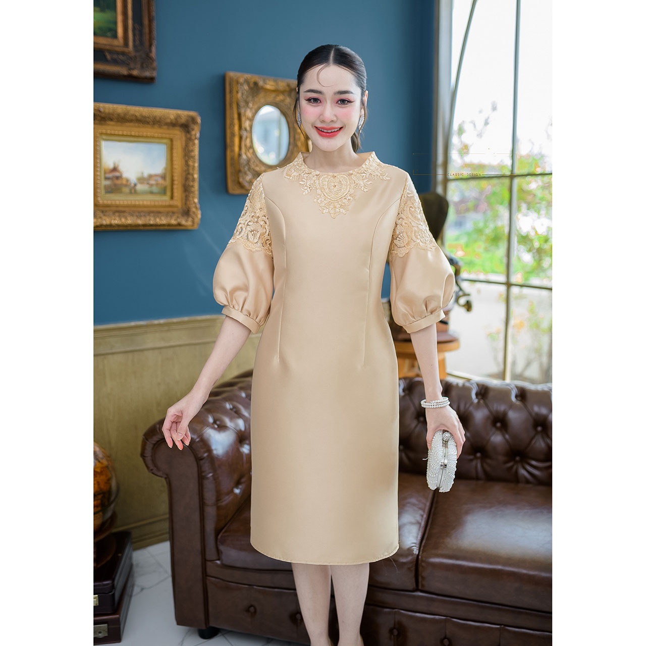 kudapy เดรสสั้นสีชมพูอ่อน/สีเหลืองทอง ผ้าไหมแขนบอลลูน ทรงแขนยอดนิยม รอบคอแต่งลูกไม้สวยหวาน ช่วงแขนด้านบนต่อผ้าลูกไม้สลับผ้าไหม