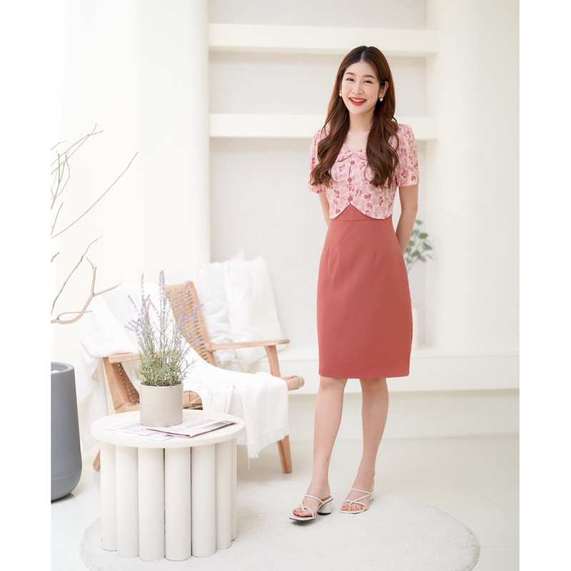 kudapy เดรสสั้นสีน้ำตาล/สีชมพู/สีม่วง ลายดอกคอบัว