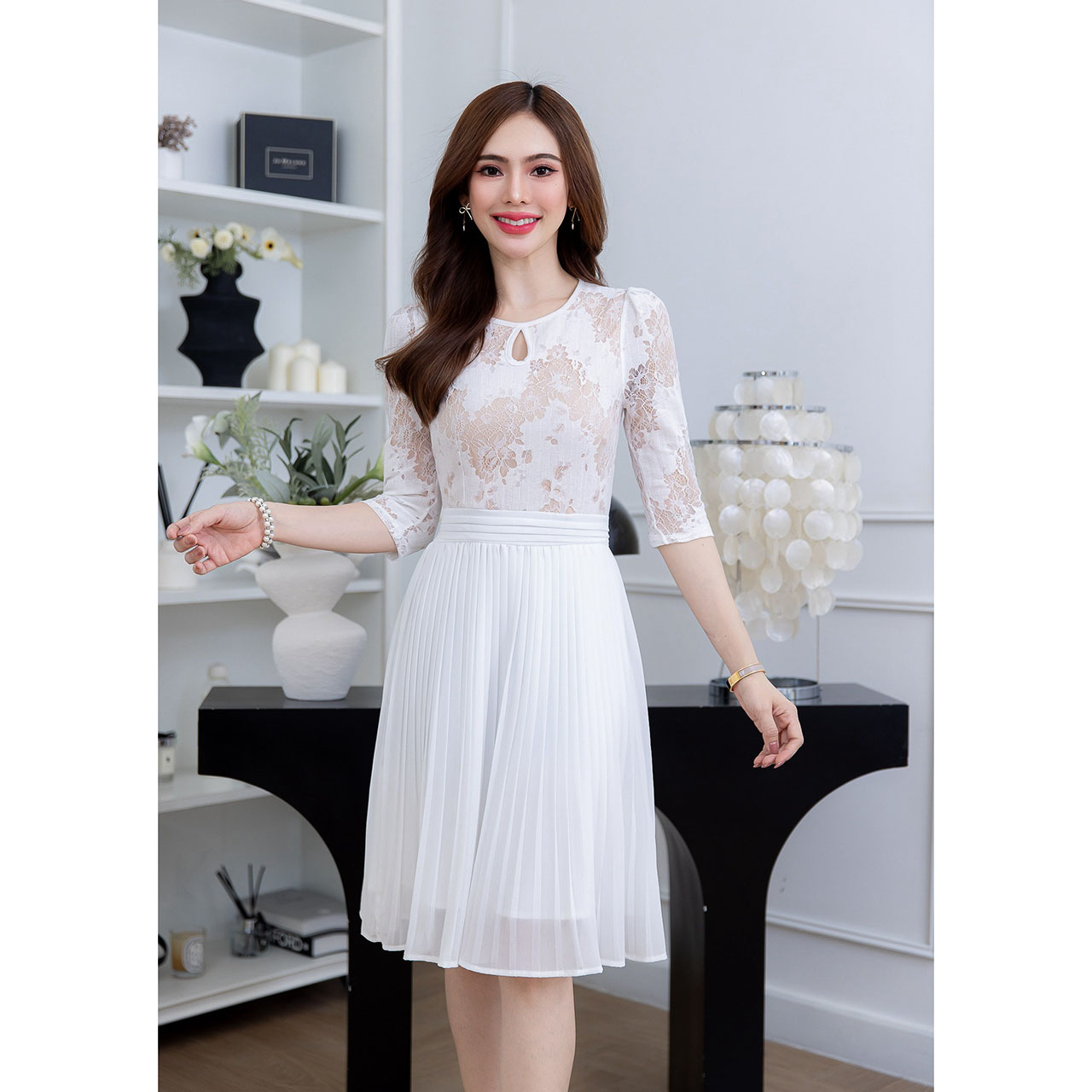 kudapy เดรสสั้นสีขาว/สีกรม ผ้าคอตตอนผสมฉลุลูกไม้ กระโปรงชีฟองอัดพลีท ช่วงคอดีเทลหยดน้ำ สวยลงตัว