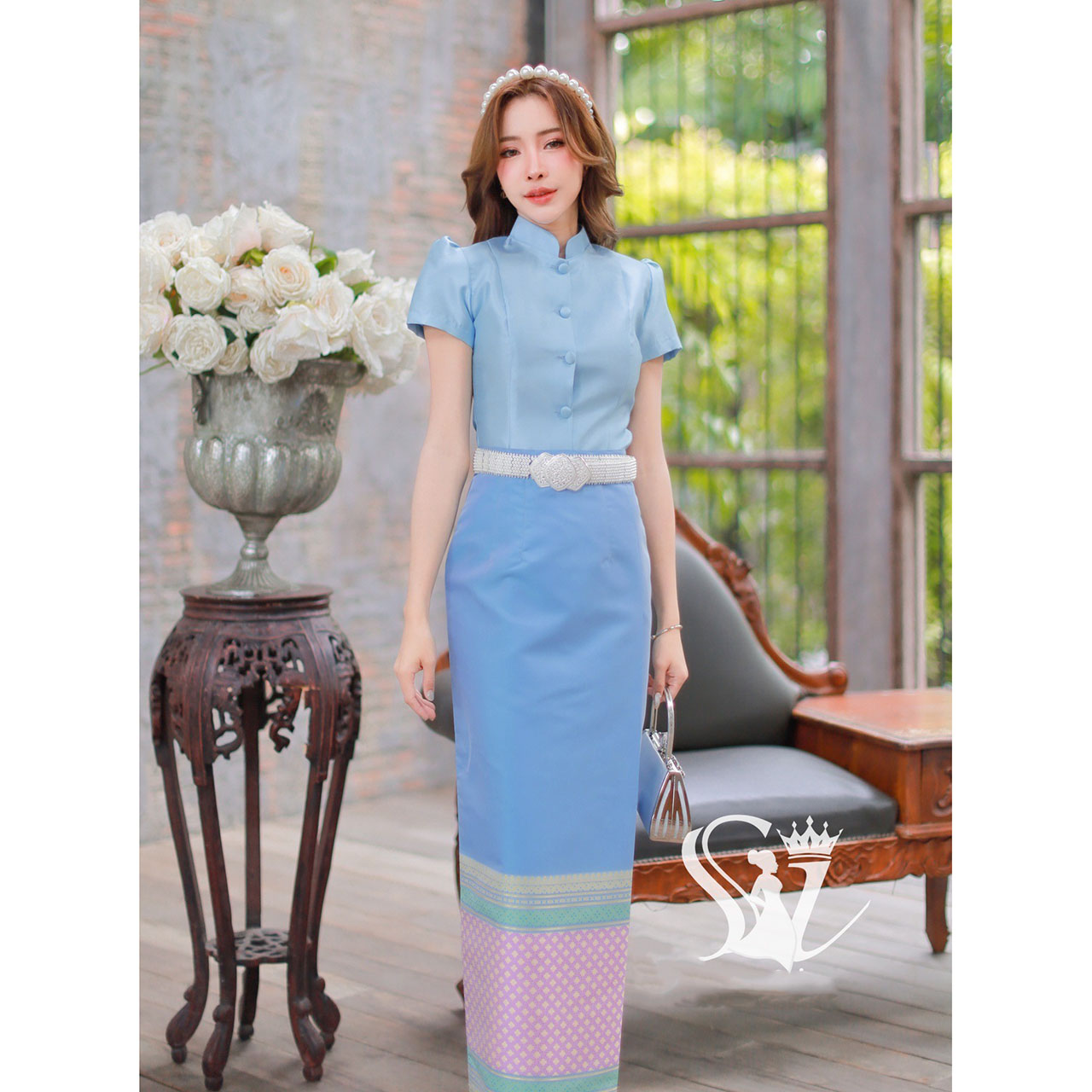 kudapy เสื้อจิตรลดาสีฟ้าละมุน ดีเทลแขนยาว คอจีน กระดุมหน้า งานผ้าไหมอิตลลี่ ผ้าถุงสำเร็จรูป ซิปหลัง เกรดพรีเมี่ยมอัดกาว เนื้อผ้าไหมแพรทิพย์