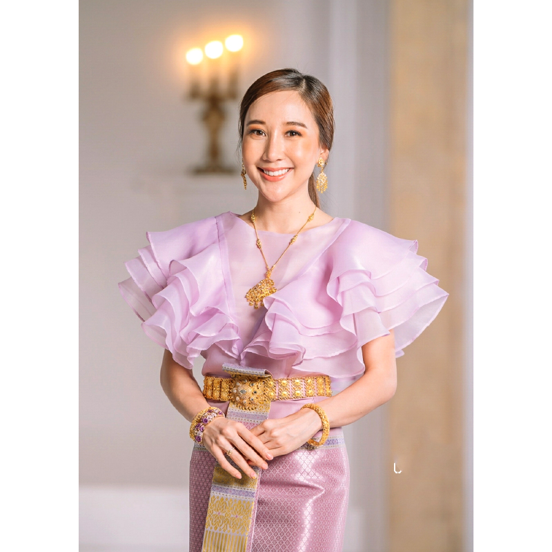 kudapy เสื้อไปงาน ผ้าแก้วคอปาดแคบสีครีม/สีม่วง แต่งระบายช่วงแขนเป็นทรงหน้าอก V Shape ระบาย 4 ชั้นสวยหรูมากๆค่ะรุ่นนี้