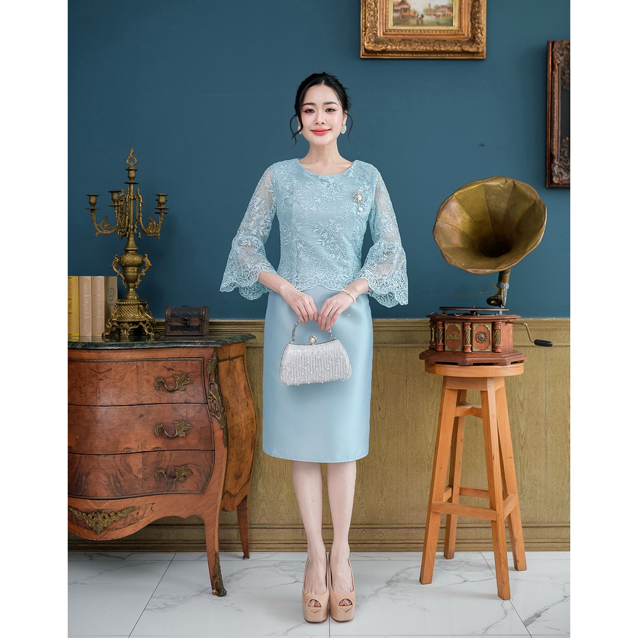 kudapy เดรสสั้น ผ้าไหมเสื้อลูกไม้ใยบวบ งานสวยดีไซน์เรียบ แขนเป็นทรงแขนยาวห้าส่วนดีเทลปลายแขนระบาย สวยแบบเรียบหรู