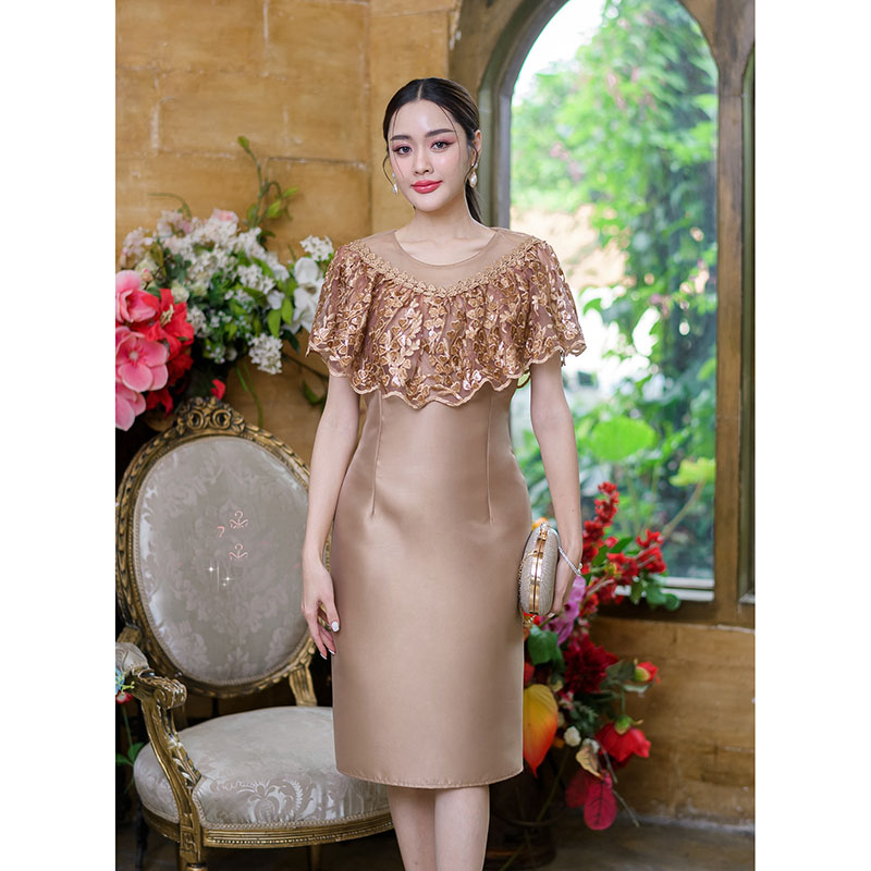 kudapy เดรสสั้นสีชมพู/สีน้ำตาลทอง ผ้าไหมคลุมไหล่เป็นผ้าปักหัวใจปักด้วยเลื่อมโทนสีเดียวกับชุดทำให้ดูวิ้งสวยเบาๆ