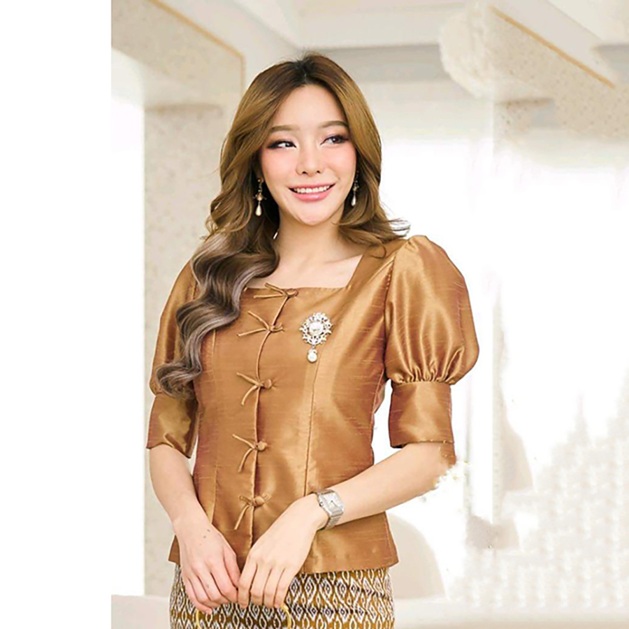 kudapy เซต2ชิ้น ชุดไปงานแต่งสีน้ำตาลประกายทอง คอเหลี่ยม แขนสั้นแต่งลูกไม้ยกไหล่ +ผ้าถุงทอลายกาฬสินท์งานทอลาย ทรงหางเปลา