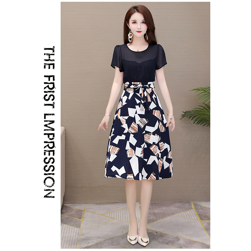 kudapy เดรสสีกรมท่า ชุดเดรสใส่ทำงาน ตัวเสื้อผ้าชีฟองสีกรมท่า เย็บต่อกับกระโปรงผ้าชีฟองพิมพ์ลายตามแบบ