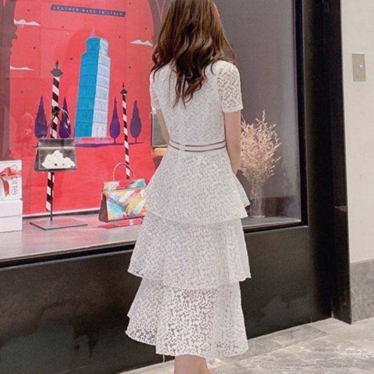 kudapy เดรสยาวผ้าลูกไม้ฉลุสีขาวคอกลม ใช้ผ้าเนื้อดีขึ้นลายนูนทั้งตัว แต่งช่วงรอยต่อ ช่วงล่างแต่งระบายเลเยอร์ยาวบานพริ้วสวย