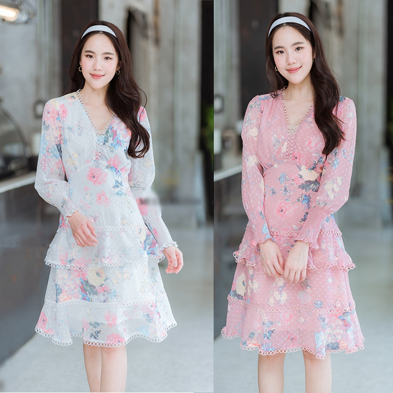 kudapy เดรสสั้นสีชมพู/สีขาว ผ้าชีฟองพิมพ์ลายดอกไม้ ทรงคอวี แต่งแทบลูกไม้ที่ขอบ แขนยาวจั๊มปลายแยนน่ารักๆ