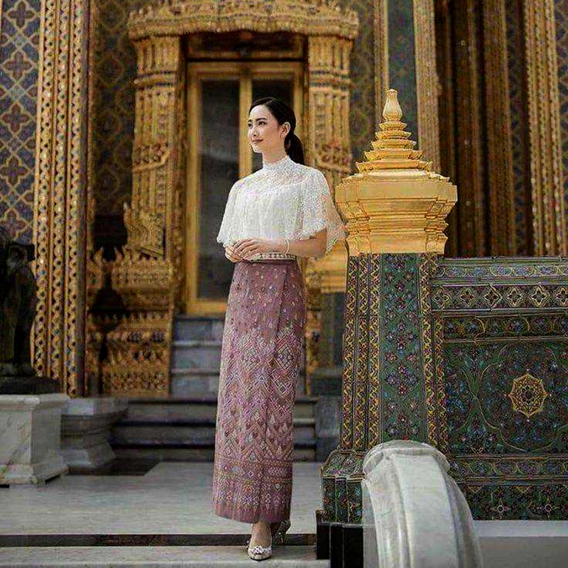 kudapy ชุดไปงานแต่งสีขาว ผ้าถุงสีชมพูอ่อนอมม่วงพิม์ลายตามแบบ เซ็ทเสื้อลูกไม้แต่งแขนระบาย มาคู่กับ กระโปรงลายผ้าไทยสวยมากกกก!!