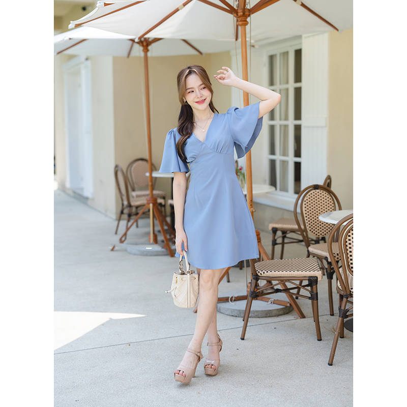 kudapy เดรสสั้นสีส้มอิฐ/สีฟ้าคราม เปรี้ยวอมหวานลุคสาวขี้เล่น ตัวเสื้อเป็นคอวีจับจีบเดรปที่อก ต่อลงมาเป็นกระโปรงทรงเอบานเล็กๆ