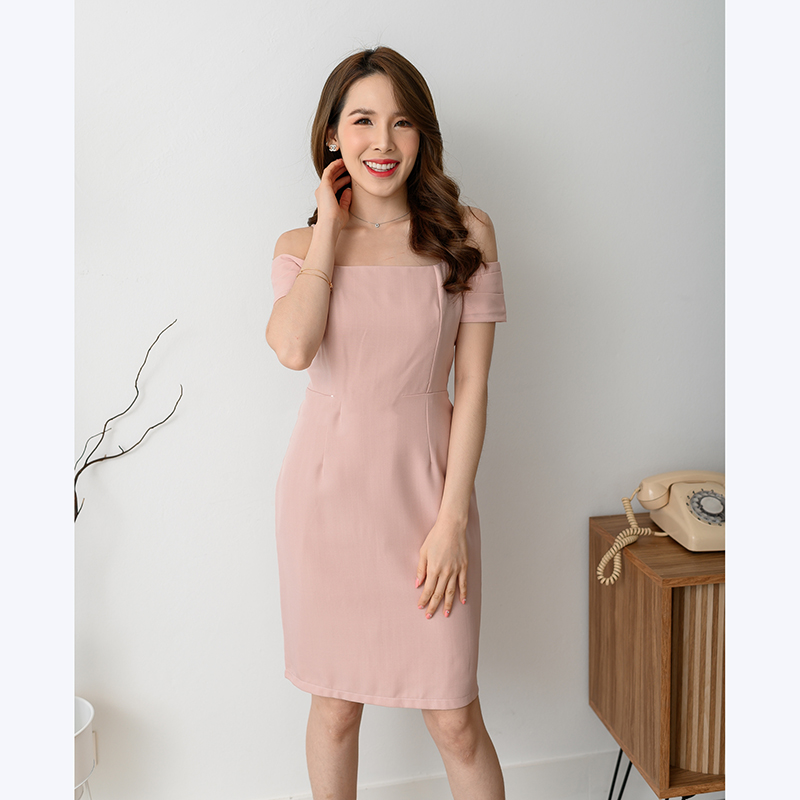 kudapy เดรสสั้นสีชมพู,กรม ทรงเปิดไหล่ดีเทลเก๋ ที่แขนทำเป็นเลเยอร์พับทบกันค่ะ มีสายเดี่ยวเส้นเล็กๆ