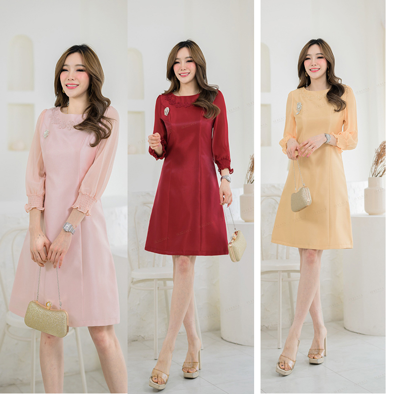 kudapy เดรสสั้นสีชมพู/สีแดง/สีทอง ผ้าไหมอัดกาวทั้งตัว แต่งด้วยลูกไม้ช่วงคอ แขนเป็นผ้าชีฟองจั้ม มีซับในและชิปซ่อนหลัง เนื้อผ้าเป็นผ้าไหมญี่ปุ่น