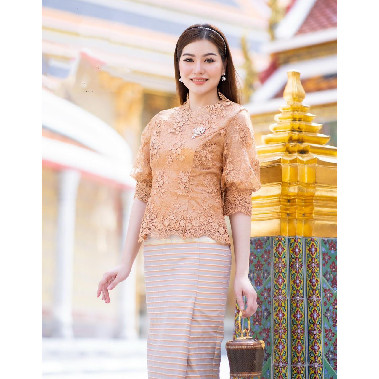 kudapy เสื้อสีทอง ใช้ผ้าลูกไม้เนื้อดีทอลายแน่นทั้งตัว มีซิปหลังสวมใส่ง่าย (เฉพาะเสื้อ)