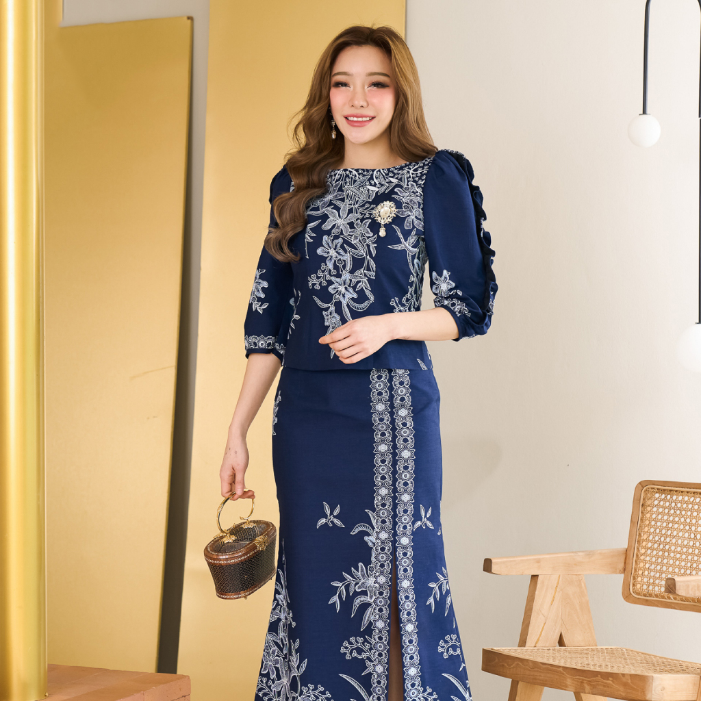 kudapy ชุดกระโปรงลายปาเต๊ะสีดำ/สีน้ำเงิน ผ้าคอนตอนพิมพ์ลายปาเต๊ะ สวยงาม รีดอัดกาวทั้งชุด ผ้าไม่บาง อยู่ทรง รีดกาวทั้งชุด