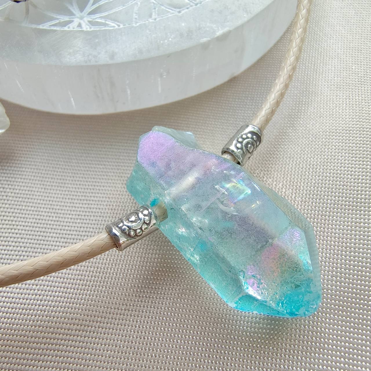 สร้อยคอเชือกจี้หินออร่าควอตซ์ผลึกธรรมชาติ Aura Quartz