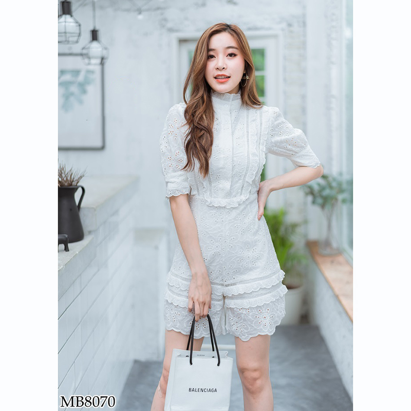 kudapy จั้มสูทขาสสั้นสีกรมท่า คอปืน แต่งกระดุมหน้า ลายลูกไม้